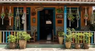 Fachada colorida de restaurante com plantas em vasos e decoração nordestina.