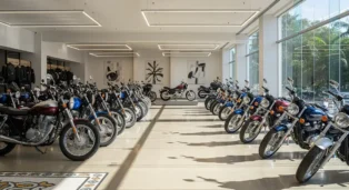 Lojão de motos com várias motocicletas expostas em um ambiente moderno e iluminado.