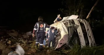 Caminhão capotou na BR-282 em Águas Mornas na quarta-feira