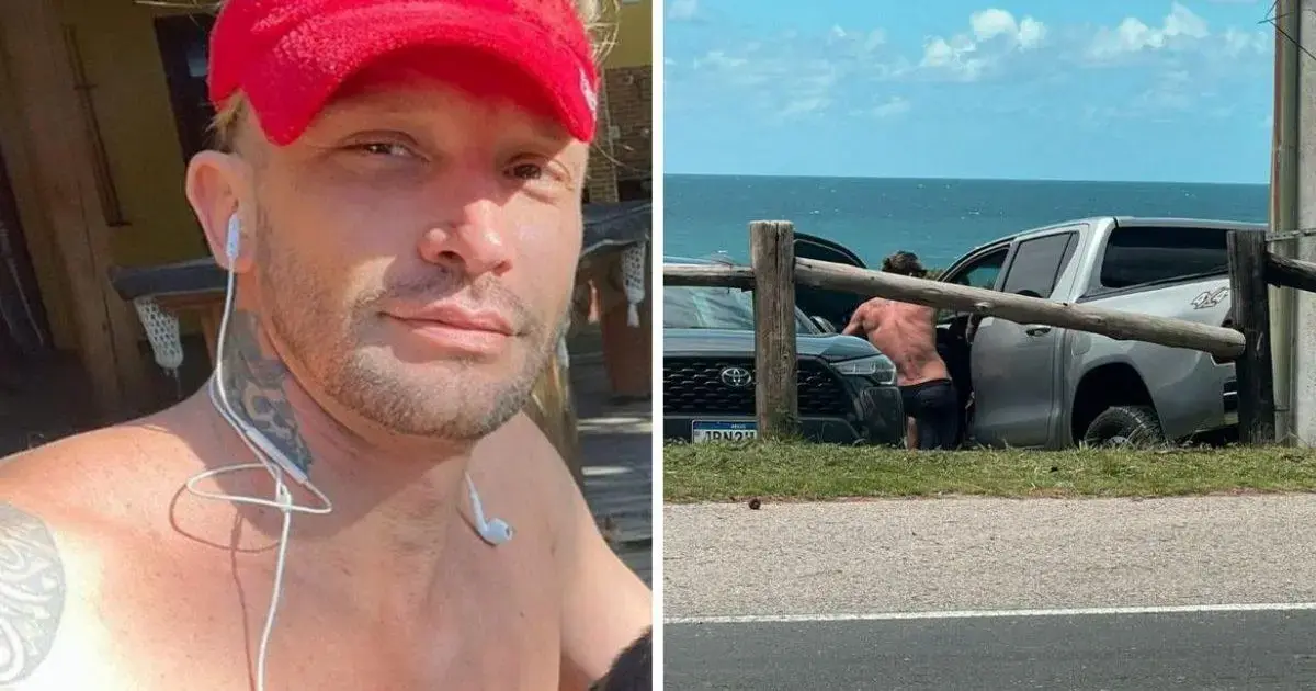 Modelo com boné vermelho, sem camisa, e homem próximo a veículo em praia. Céu azul ao fundo.