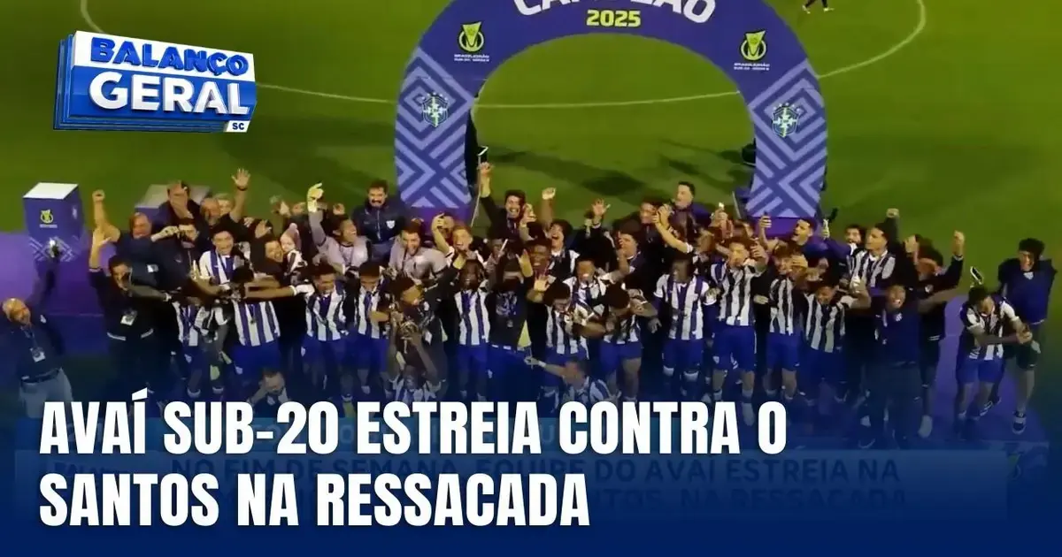 Jogadores do Avaí comemoram em grupo, com bandeiras e uniformes, em evento na Ressacada.