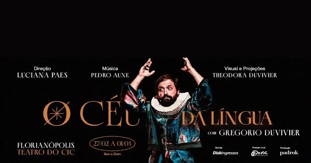 Gregório Duvivier em cena com figurino colorido, promovendo o espetáculo O Céu da Língua no Teatro Ademir Rosa.