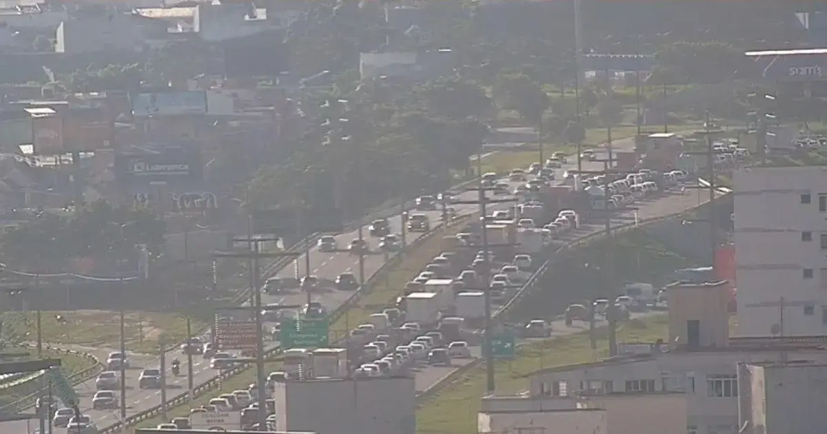 Trânsito congestionado na Via Expressa em Florianópolis, com veículos parados e movimento lento.
