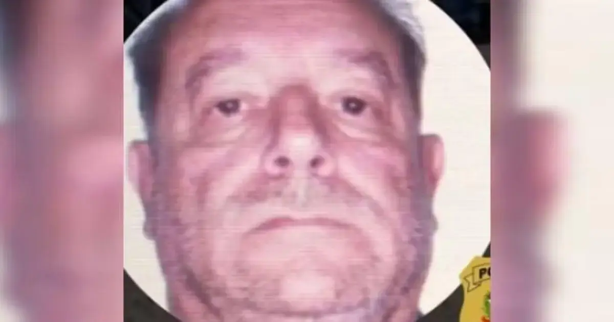 Retrato de homem com expressão séria, fundo desfocado e emoldurado por um círculo.