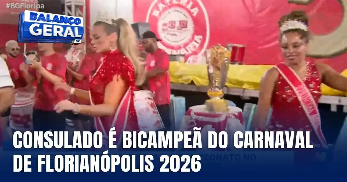 Mulheres em trajes de carnaval celebram com troféu em fundo decorado com vermelho e branco.