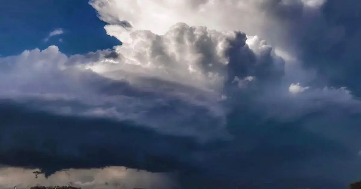 Nuvens escuras e volumosas no céu, indicando possibilidade de tempestade.