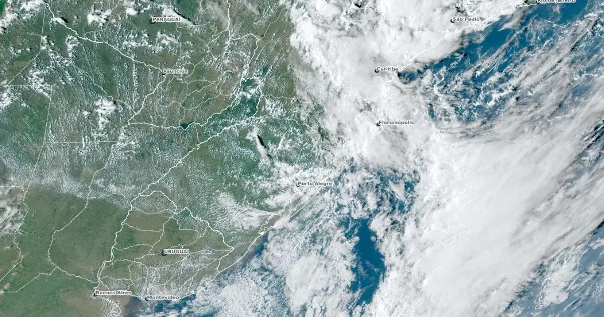 Nuvens densas cobrem a região de Santa Catarina, com áreas de céu claro e mar ao fundo.