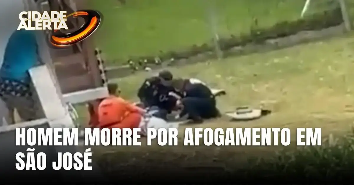 Homens prestando socorro a vítima em área de grama, com equipamentos de emergência ao redor.