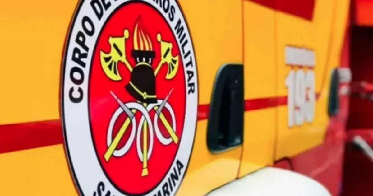 Emblema do Corpo de Bombeiros Militar em veículo de resgate, com fundo amarelo e detalhes vermelhos.