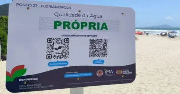 Justiça valida uso de placas de balneabilidade com QR Code nas praias de SC
