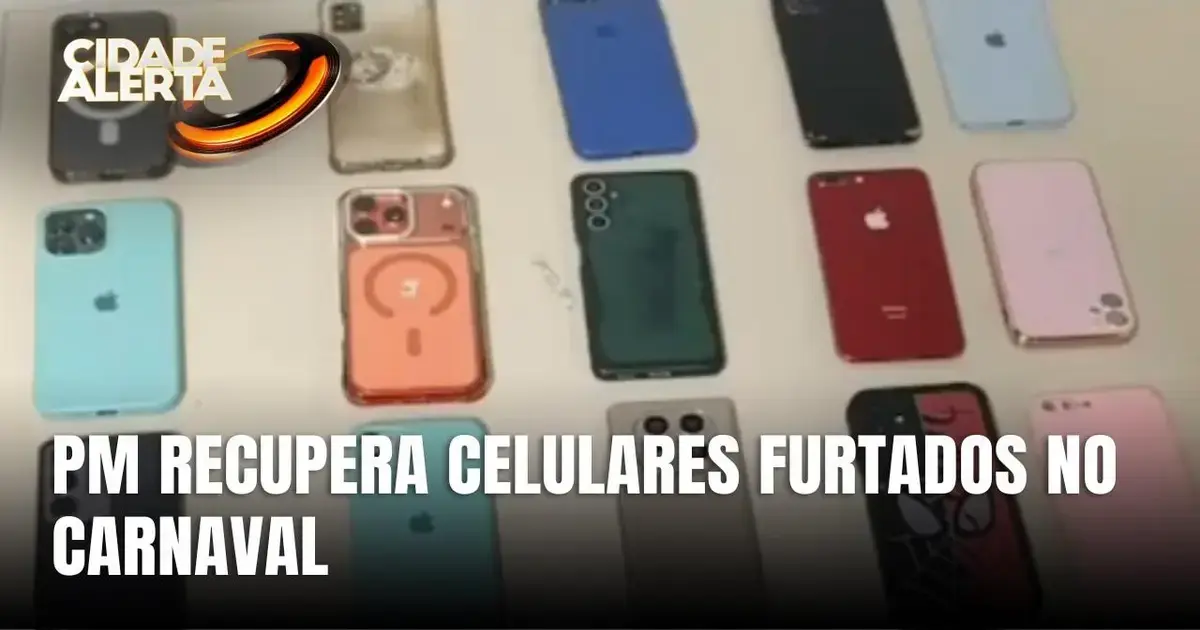 Celulares de diferentes marcas e cores dispostos sobre uma superfície, alguns com capinhas protetoras.