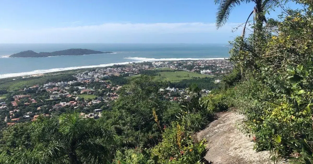 Vista panorâmica do Morro do Lampião, com vegetação, praias e áreas urbanas de Florianópolis ao fundo.