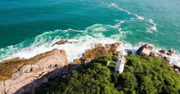 Cinco trilhas em Florianópolis para explorar paisagens paradisíacas