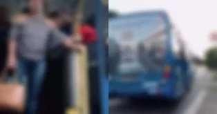 Cadeirante tentando embarcar em ônibus, com outras pessoas ao redor, mostrando dificuldade de acesso.