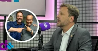 Dois homens sorridentes se apresentam em um estúdio, um deles é entrevistado enquanto o outro está em uma imagem circular ao lado.