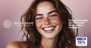 Mulher sorrindo com cabelo ondulado e vestindo maquiagem, com texto ao lado sobre transformação de sorrisos.