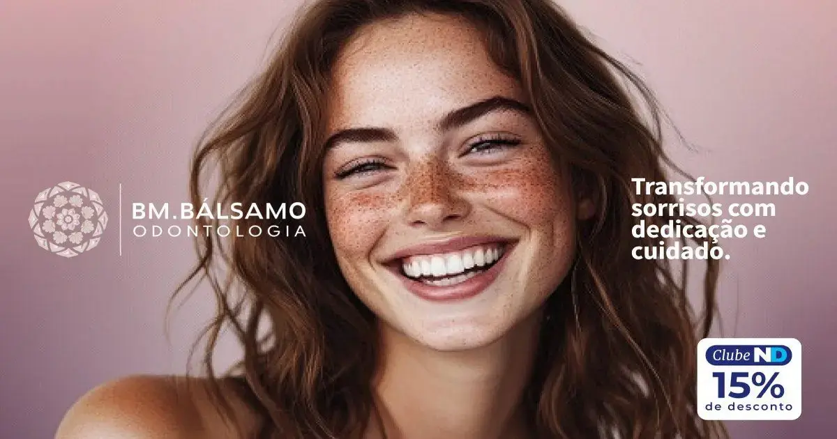 Mulher sorrindo com cabelo ondulado e vestindo maquiagem, com texto ao lado sobre transformação de sorrisos.