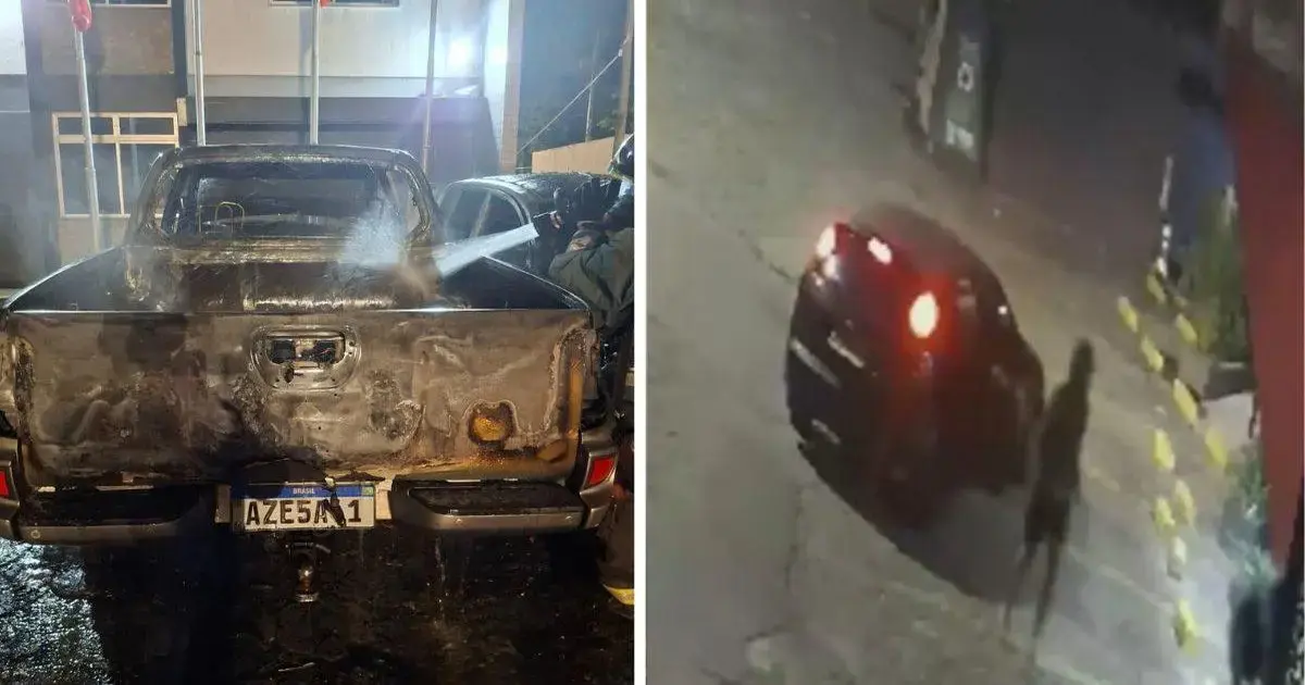 Veículo incendiado sendo apagado por bombeiros em pátio; na outra parte, câmera registra carro e pessoa na rua.