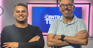 Duas pessoas sorrindo em frente a um fundo com as palavras "CENTRAL TEMPO".