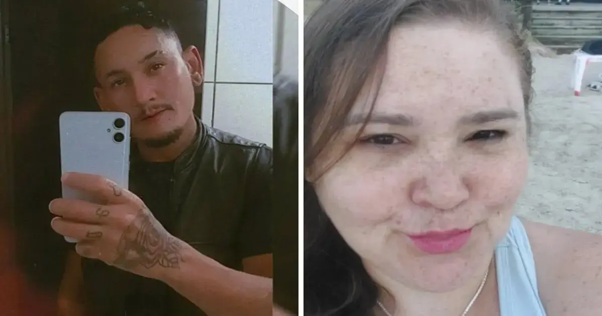 Duas pessoas em poses sorridentes, uma delas segurando um celular. Fundo com areia e elementos externos.