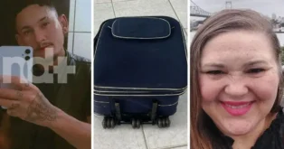 Um retrato de um homem, uma mala azul com rodinhas e um retrato de uma mulher sorrindo.