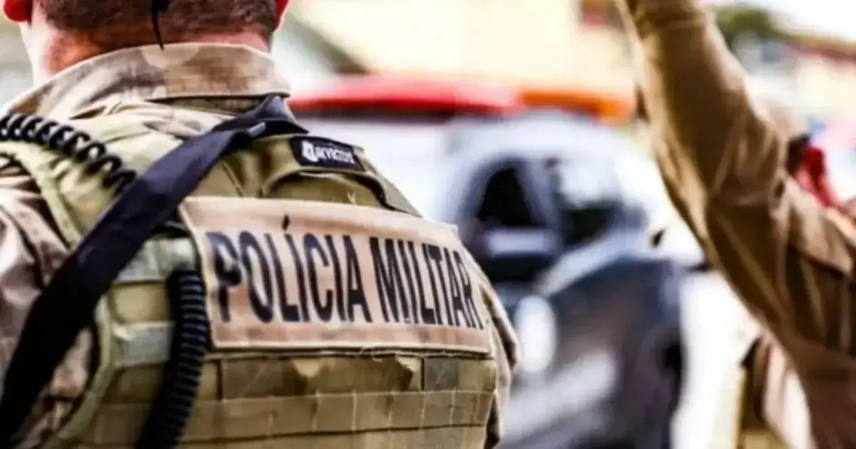 Uniforme de uma pessoa da Polícia Militar, com o texto 