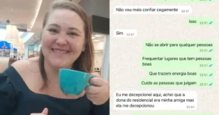 Mulher sorrindo com uma xícara azul em mãos, ao fundo aparecem luminárias e uma televisão. Conversa de WhatsApp visível na imagem.