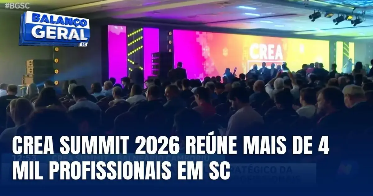 Evento CREA Summit 2026 com público numeroso em Balneário Camboriú, telão exibindo informações sobre o evento.