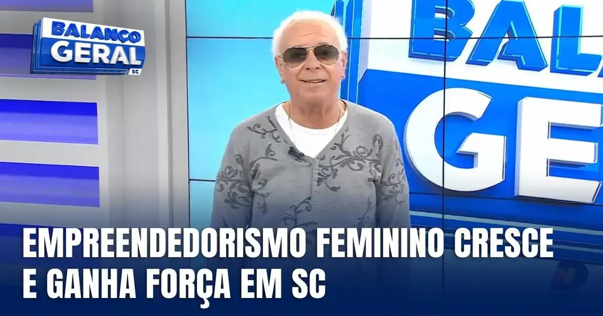 Apresentador sorridente em estúdio de TV com a legenda 