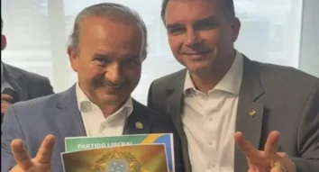 Flávio Bolsonaro realiza motociata em Florianópolis