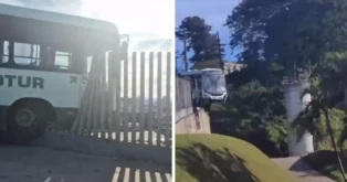 Ônibus parado próximo a uma barreira de madeira, em um cenário urbano iluminado pela luz do sol.