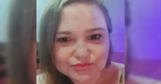 Retrato de uma mulher com cabelo liso e castanho claro, sorrindo levemente em um fundo colorido.