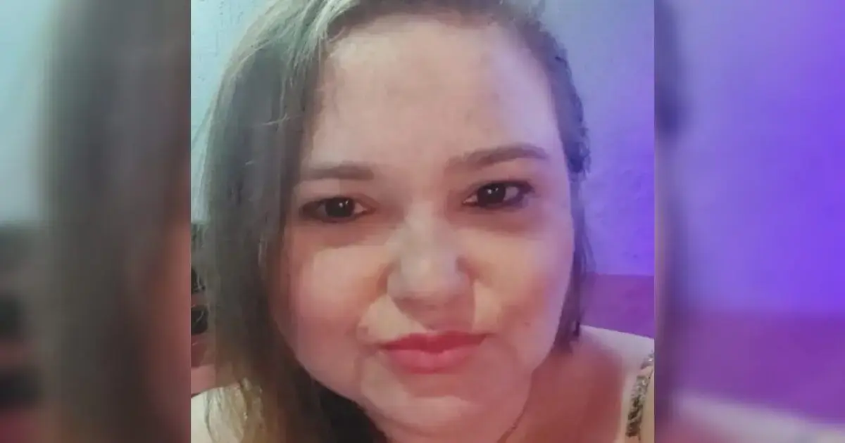 Retrato de uma mulher com cabelo liso e castanho claro, sorrindo levemente em um fundo colorido.