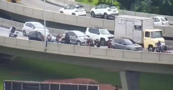 Motociclista cai do elevado do CIC em Florianópolis