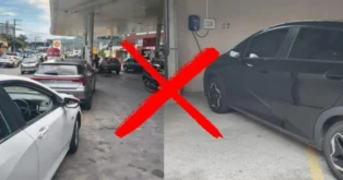 Imagem dividida: à esquerda, fila de carros em um posto de combustível; à direita, carro preto em garagem com carregador elétrico.