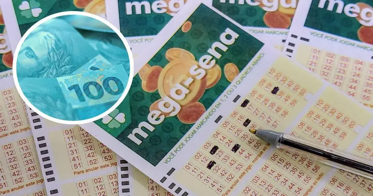 Bilhetes da Mega-Sena com caneta e notas de cem reais ao fundo.