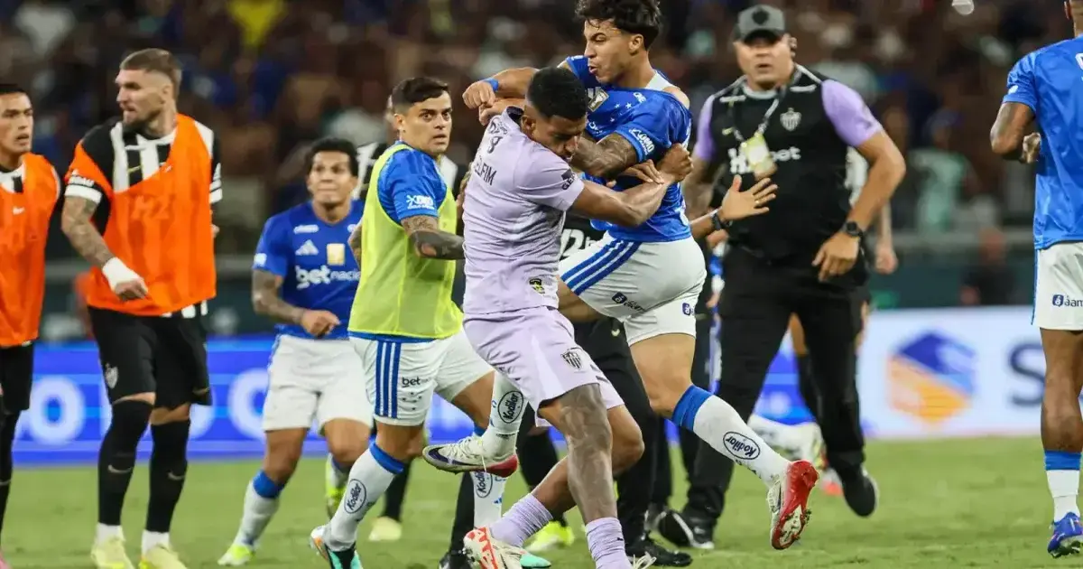 Conflito entre jogadores em campo, com jogadores em uniforme de diferentes clubes se envolvendo em uma briga.