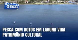 Pesca com botos em Laguna se destaca como patrimônio cultural, com pescadores em atividade na água.