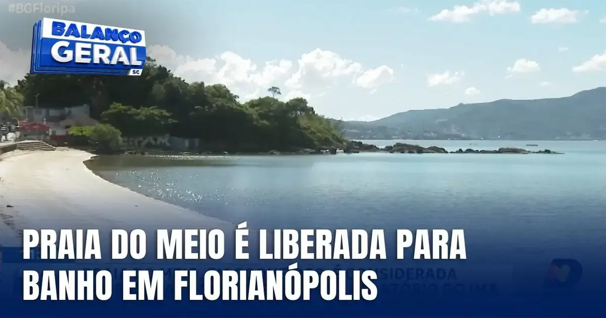 Praia do Meio em Florianópolis, com mar calmo e vegetação ao fundo, é mostrada como liberada para banho.