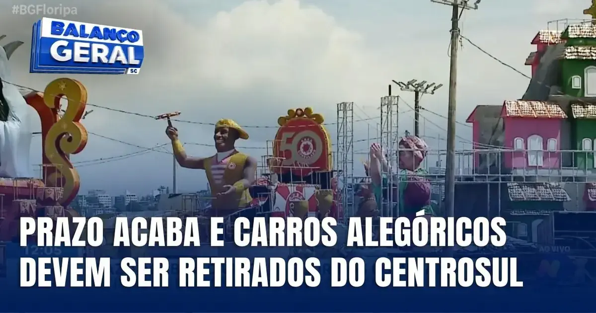Carros alegóricos em área pública, com destaque para figuras animadas e texto informativo sobre prazo de retirada.