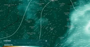 Mapa de umidade do ar em Santa Catarina, indicando percentuais em cidades e direção dos ventos.