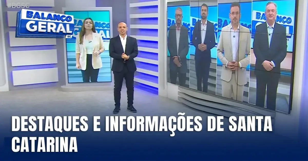 Apresentador em estúdio com tela ao fundo mostrando os destaques e informações de Santa Catarina.