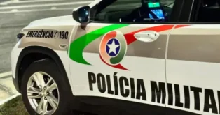 Veículo da polícia com a inscrição "EMERGÊNCIA 190" e a identificação "POLÍCIA MILITAR" na lateral.