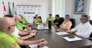 Participantes de uma reunião no PROCON/SC discutindo assuntos relacionados à defesa do consumidor.